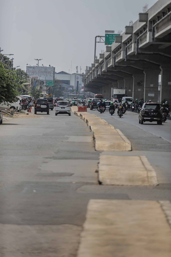 trotoar di tengah jalan kalimalang