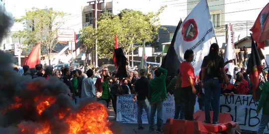 Demo Tolak Kenaikan Iuran BPJS di Makassar, Mahasiswa dan Aparat Saling Lempar Batu