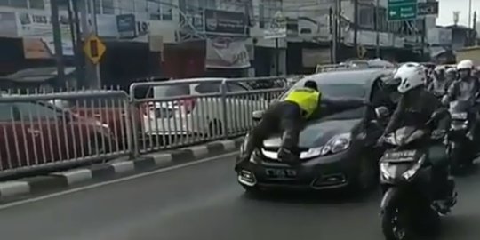 Viral Video Polisi Terseret di Kap Mobil di Pasar Minggu