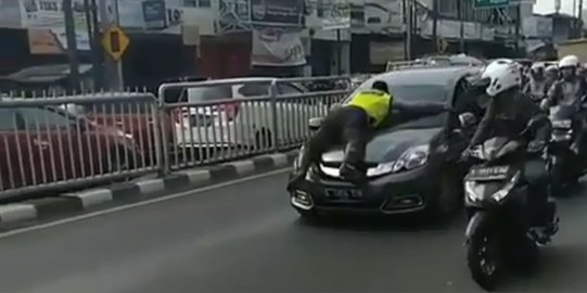 Viral Video Polisi di Kap Mobil di Pasar Minggu, Begini Cerita Lengkapnya