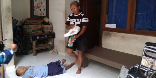 Kisah 3 Keluarga Merawat Anak Lumpuh di Bali