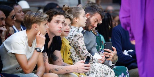 Gaya David Beckham Bersama Empat Anaknya di London Fashion Week