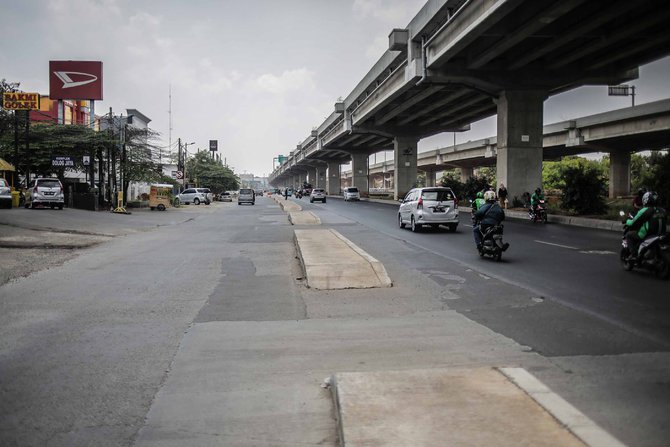 trotoar di tengah jalan kalimalang