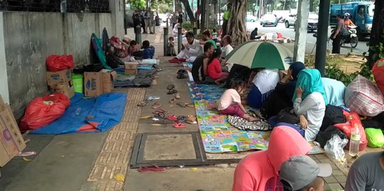 Beralas Tikar, Pencari Suaka Kembali Padati Trotoar Kebon Sirih