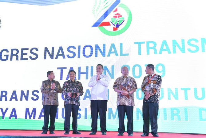 mendes eko putro sandjojo saat membuka kongres nasional transmigrasi indonesia di ugm