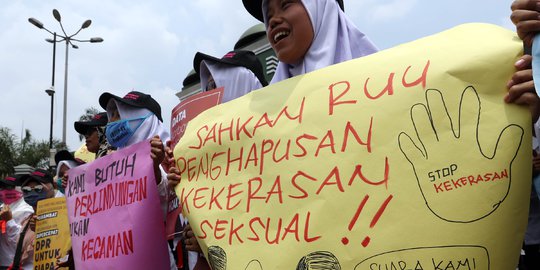 Aksi Massa Demo RUU Penghapusan Kekerasan Seksual di DPR