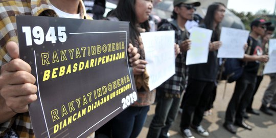 Aksi Massa Menolak Pengesahan Revisi RUU KPK di DPR