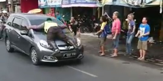 Kapolda Metro Ajak Ngopi Polisi yang 'Nemplok' di Kap Mobil Berjalan