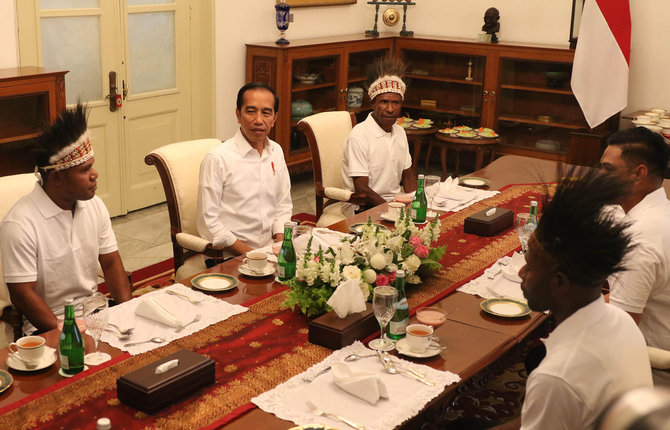 jokowi makan siang bersama warga nduga dan yapen