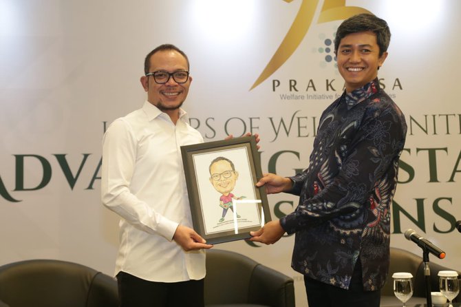 menaker hanif dalam diskusi acara ulang tahun ke 15 prakarsa