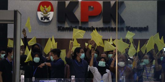 Gedung KPK Tiba-Tiba Gelap, Pegawai Keluar Bawa Bendera Kuning & Batu Nisan