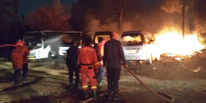 3 Bus Ludes Terbakar di Bekasi