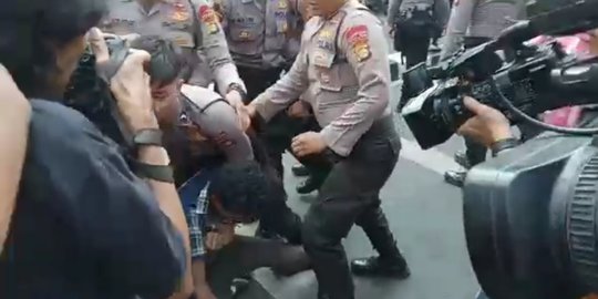 Demo Tolak Irjen Firli jadi Ketua KPK, Massa HMI Bentrok dengan Polisi