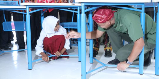 Latihan Tanggap Bencana, Ganjar dan Siswa SD Donggala Sembunyi di Kolong Meja