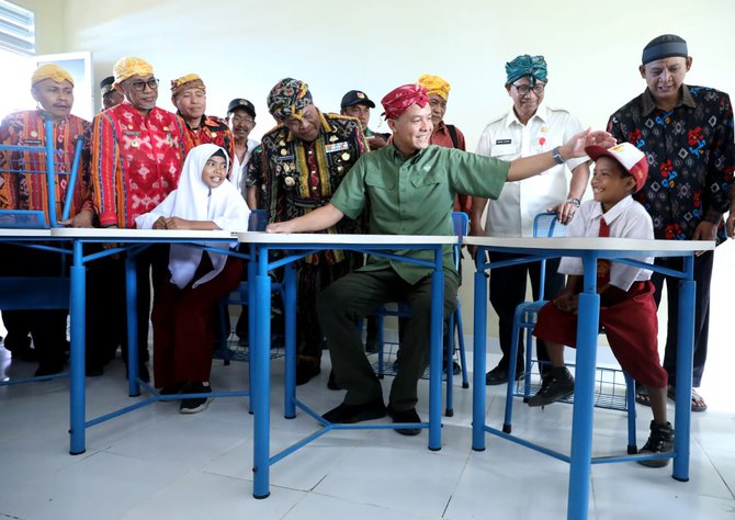 ganjar dan siswa sd donggala sembunyi di kolong meja