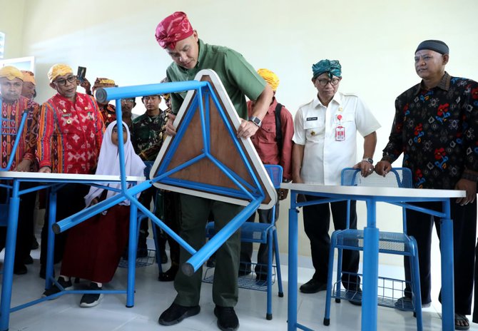 ganjar dan siswa sd donggala sembunyi di kolong meja