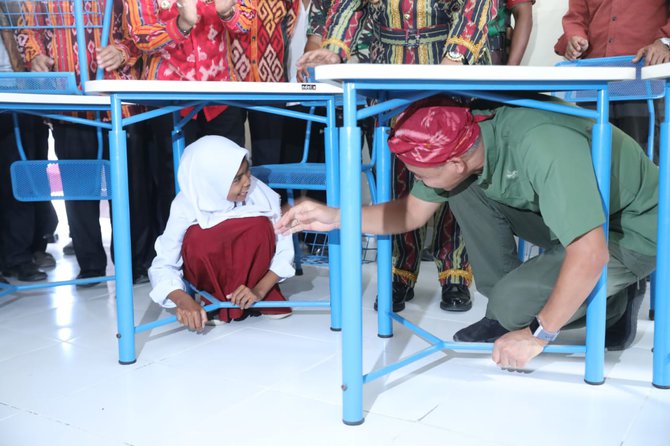ganjar dan siswa sd donggala sembunyi di kolong meja