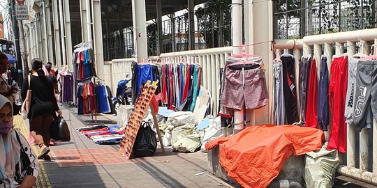 Melirik PKL yang Menjamur di Trotoar Tanah Abang