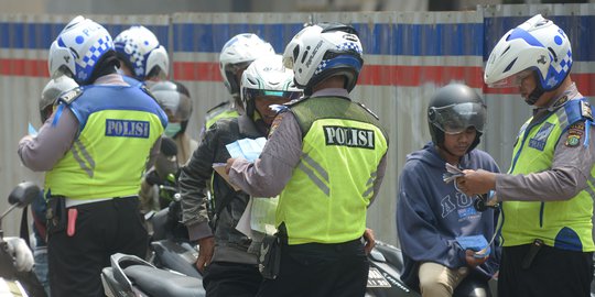 Pemotor di Manokwari Ugal-Ugalan dan Terobos Barisan Polisi