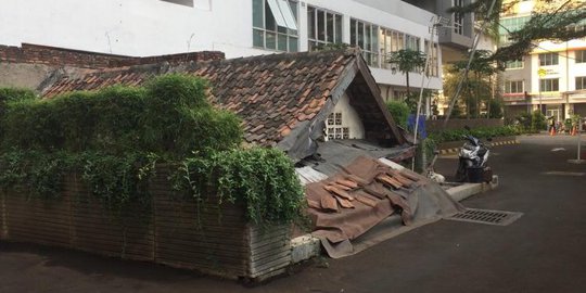 Rumah Usang di Halaman Belakang Apartemen Thamrin Residence