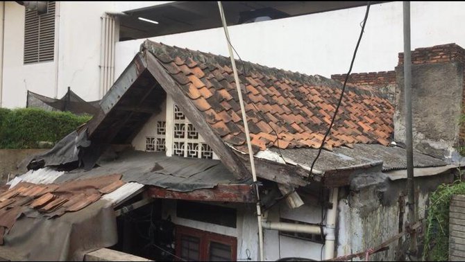 rumah usang di halaman belakang thamrin residence