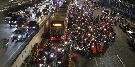 Ada Aksi Tolak Revisi RKUHP-UU KPK , Arus Lalin Depan Gedung Parlemen Dialihkan