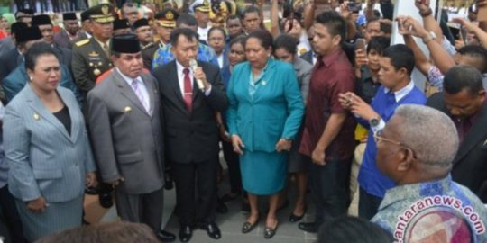 Gubernur Papua Barat Pertama Abraham Atururi Wafat