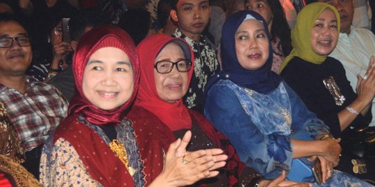 Bersama 'Sobat Ambyar' Ibunda Jokowi Nonton Konser Didi Kempot di Solo