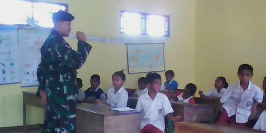 Tugas Serba Guna TNI di Papua, dari Selamatkan Anak Tenggelam Hingga Jadi Guru