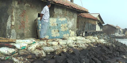 Pasir Tercampur Tumpahan Minyak Pertamina di Karawang Telah Terkumpul 5 Juta Karung