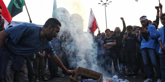 antara dpr dan mahasiswa rev1