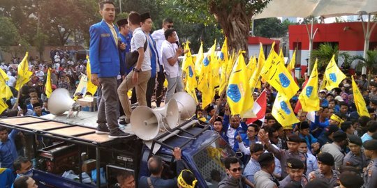Demo Tuntut Pimpinan KPK Terpilih Berlangsung Ricuh, Massa-Polisi Saling Dorong