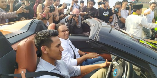 Ikut Konvoi Mobil Listrik, Anies Disopiri Sean Gelael