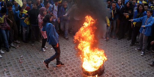 Massa PMII Lempar Telur ke Gedung KPK dan Bakar Ban