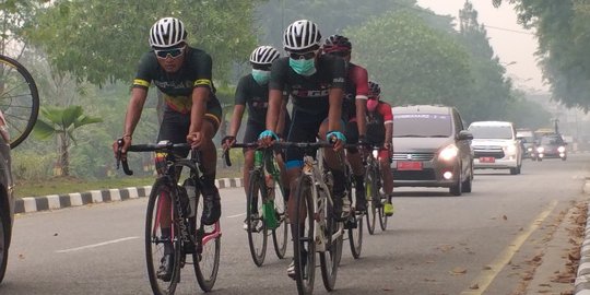 Kabut Asap Mendadak Pekat, Pebalap Sepeda Tour de Siak Balik Kanan