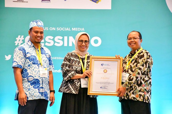 airlangga hartarto menerima anugerah pendidikan indonesia