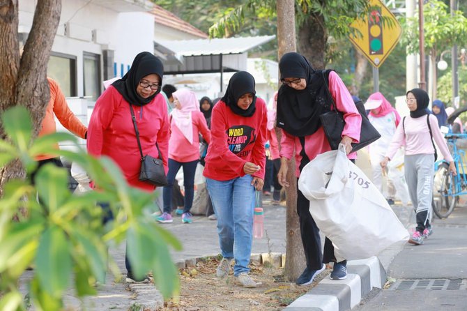 warga kota kediri ikut laksanakan world cleanup day 2019