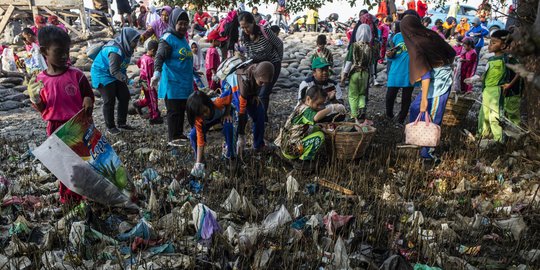 Hari Bersih-Bersih Sedunia, Anak-Anak Semangat Punguti Sampah di Surabaya