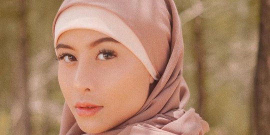 5 Potret Cantik dan Anggun Awkarin Berhijab Saat di Aceh