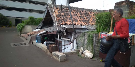 Petugas PDAM Datangi Rumah di Halaman Apartemen Thamrin Residence