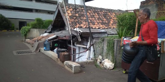 Hubungan Baik Elis Pemilik Rumah Usang dan Pengelola Apartemen Thamrin