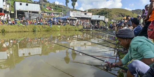 Asyiknya Kompetisi Memancing di India