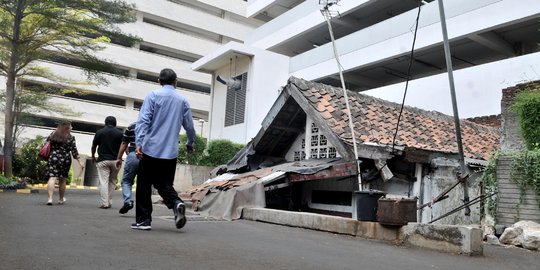 Kondisi Rumah Usang di Tengah Apartemen Thamrin