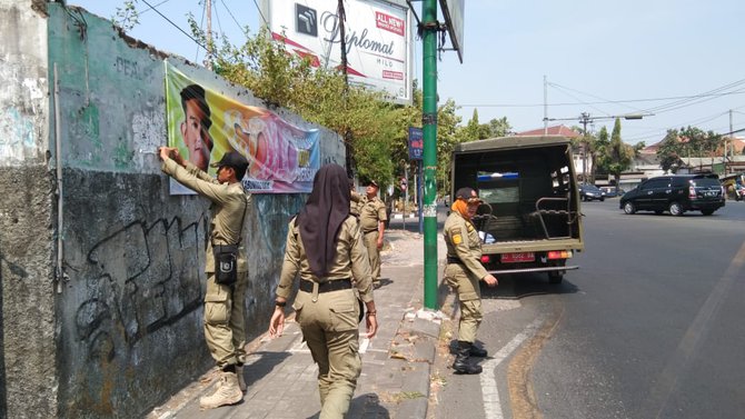 spanduk bergambar gibran di solo dilepas satpol pp