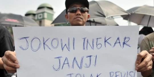 Menuntut Konsistensi Jokowi, Perppu Jalan Keluar Batalkan UU KPK Hasil Revisi