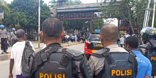 Aparat Buka Blokade Jalan Abepura-Padang Bulan Papua