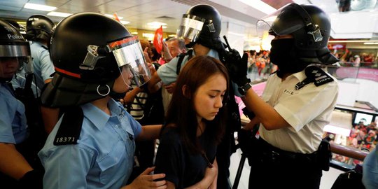 Bakar Bendera China, Dua Bocah Demonstran Hong Kong Ditangkap