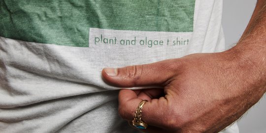 Dua Desainer Ini Buat  Kaus Eco Friendly dari  Bubur Kayu  