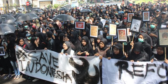 Mahasiswa di Malang Segel Gedung DPRD dengan Tulisan 'Warung Pecel'