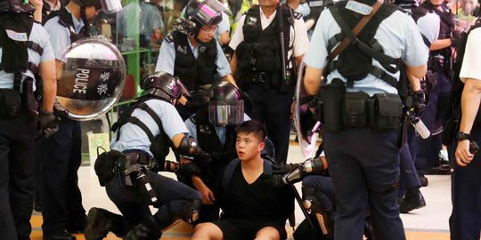 Demonstran Hong Kong Tuding Polisi Menyamar Jadi Pendemo dan Pukuli Pengunjuk Rasa